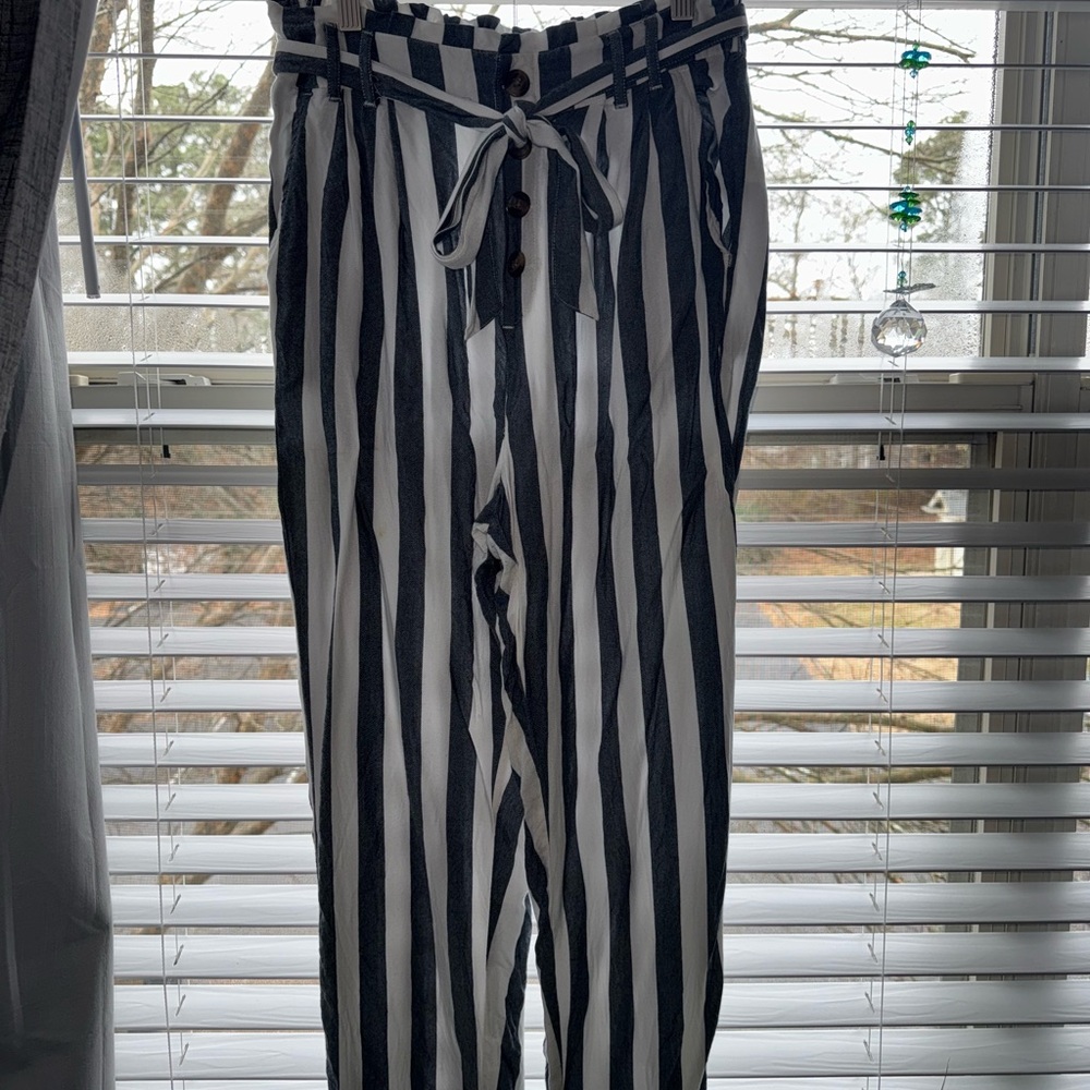 Comfy Striped Charcoal and White Pants American Eagle Size Medium
